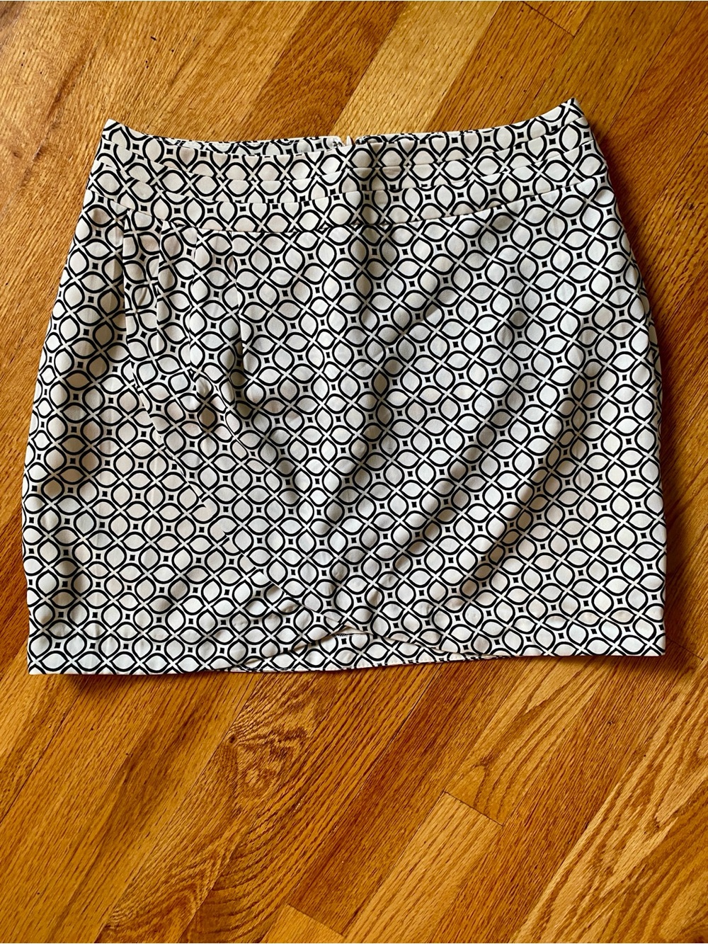 Banana Republic Women’s Petite Black & Cream Colored Geometric Print Skirt